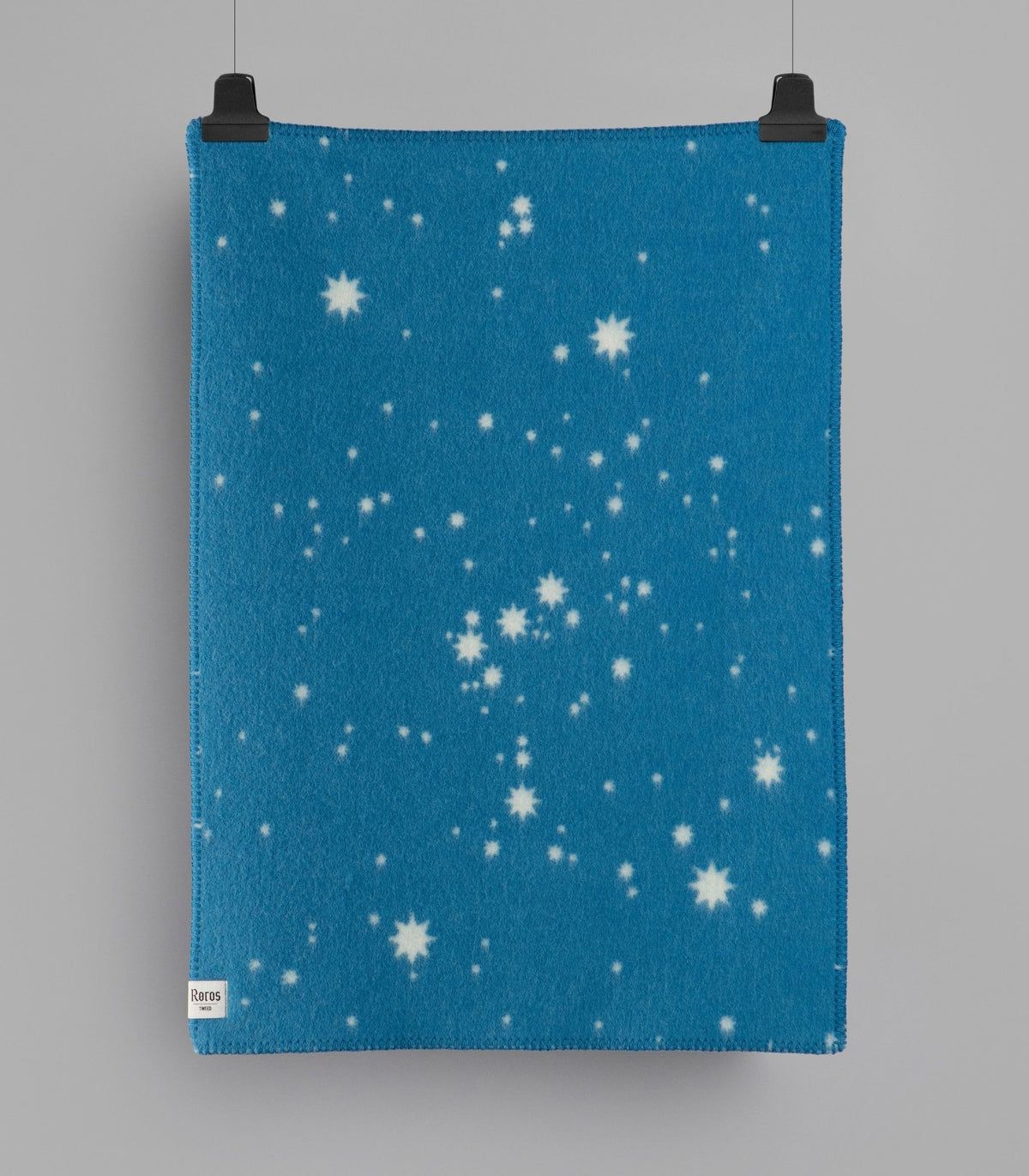 Couverture bebe orion bleu et ecru à plat avant