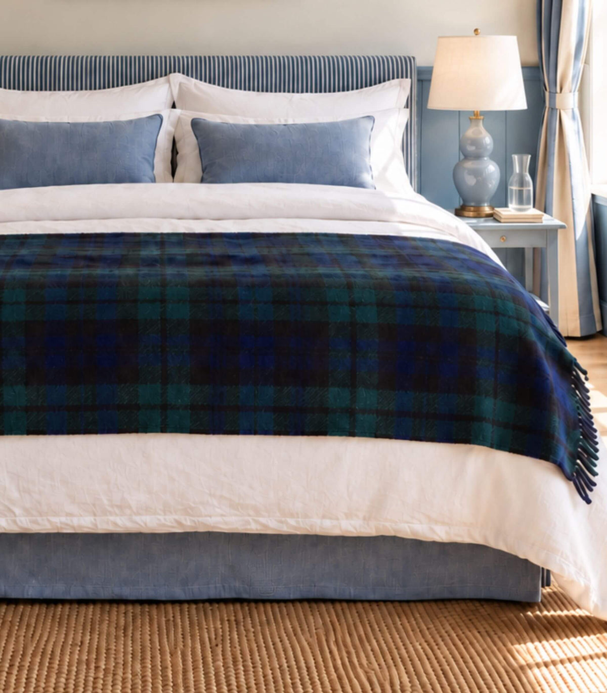 Plaid écossais en laine bleu et vert sur lit, authentique motif black watch