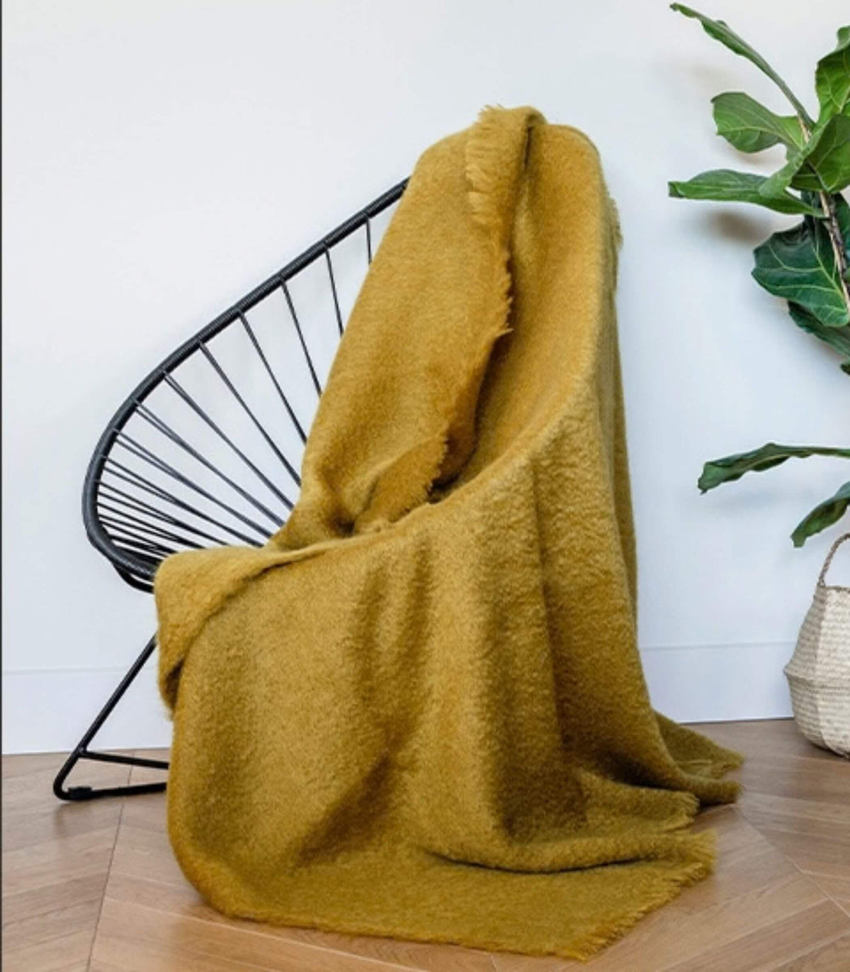 Grand plaid ambre en 100% mohair tissé en France présenté sur fauteuil
