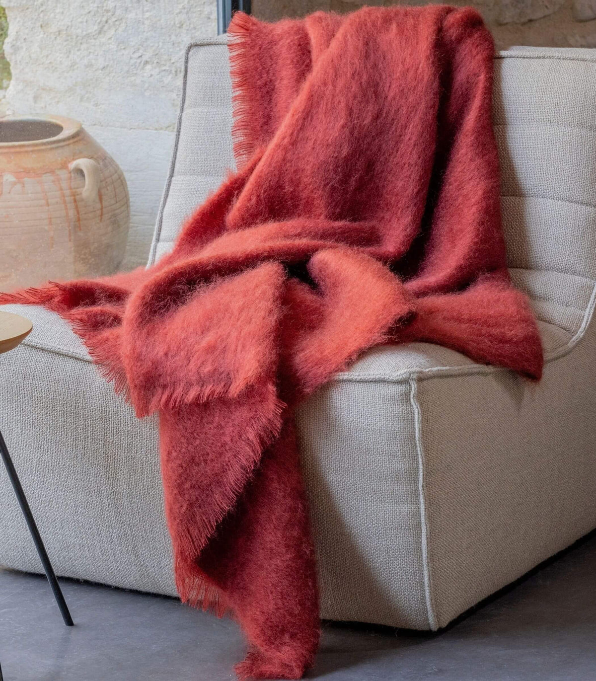 Plaid grenat en mohair sur canapé – décoration chaleureuse et élégante