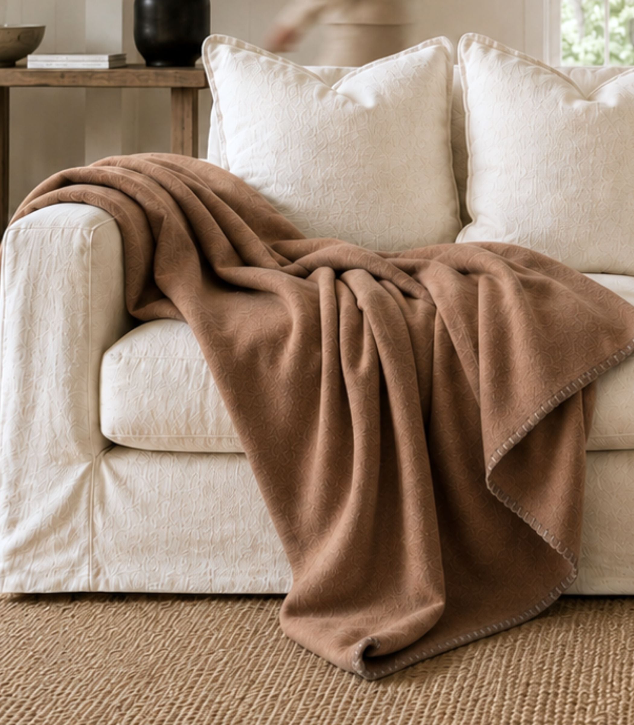 plaid polaire luxe camel sur canapé zoom