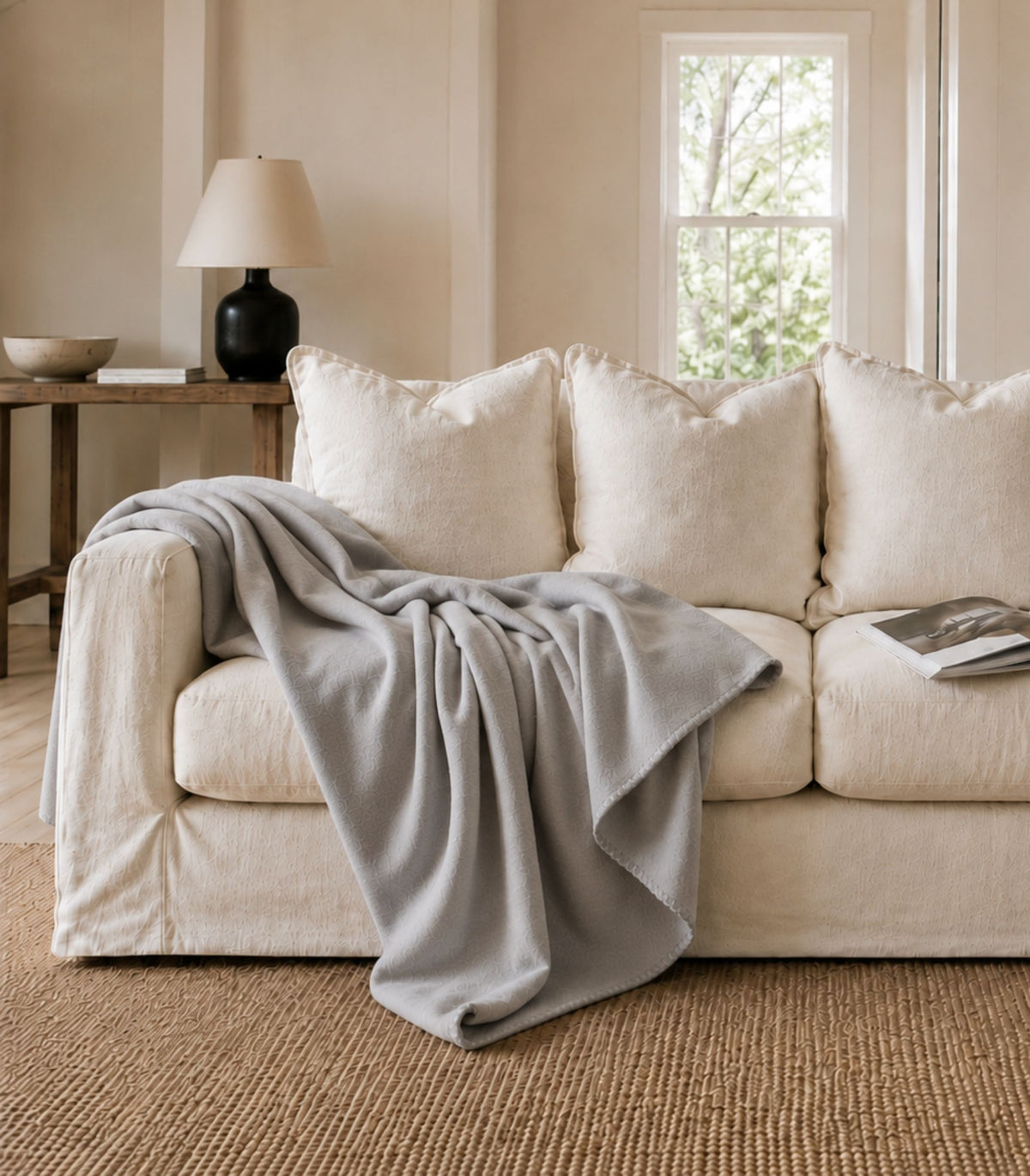 plaid polaire gris perle sur canapé cocooning