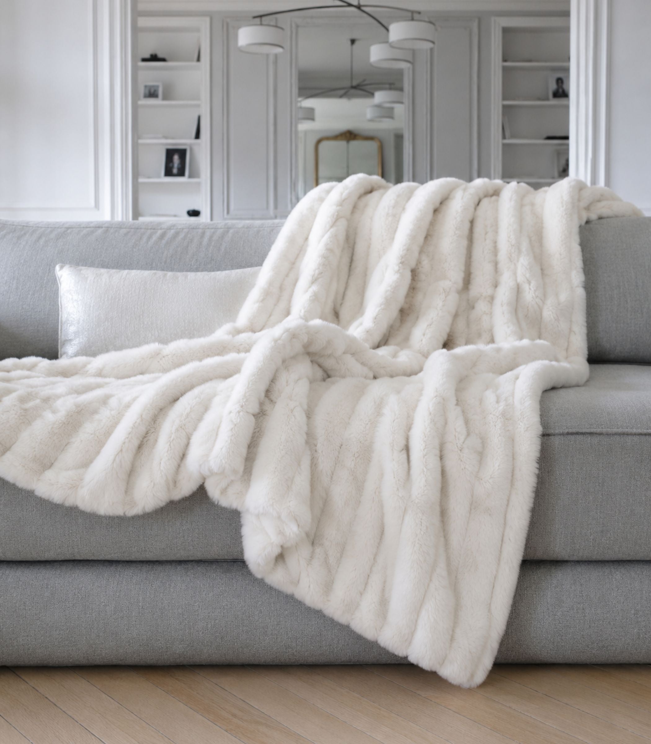 plaid fausse fourrure double face blanc mis en scene sur canape
