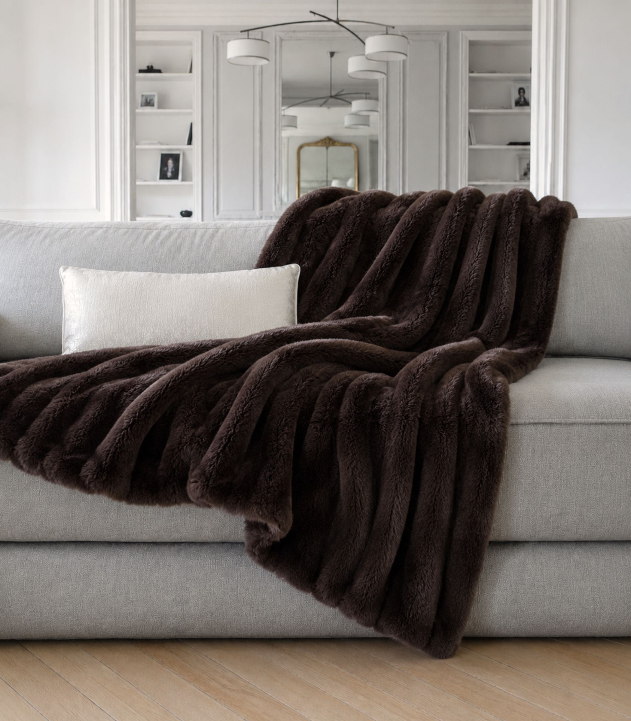 plaid fausse fourrure ebene mis en scene sur canape