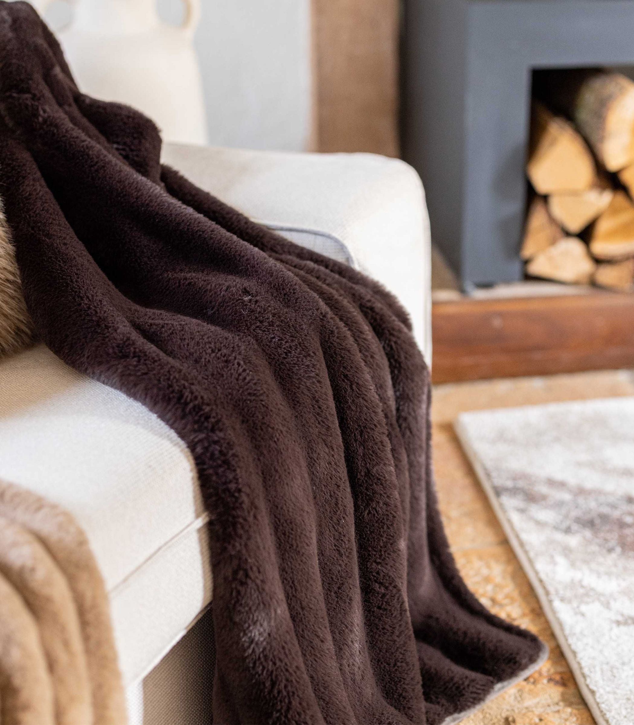 plaid fausse fourrure marron deplie sur canape